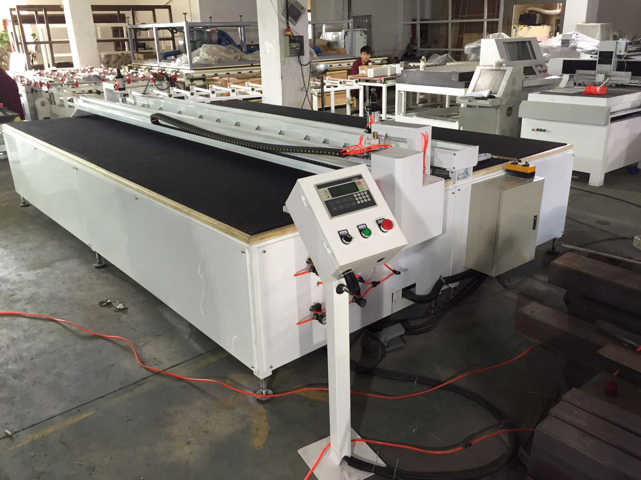 Semi-automatic laminated glass cutting machine