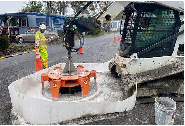 Manhole nær, rammar og skoðun klekst, stál